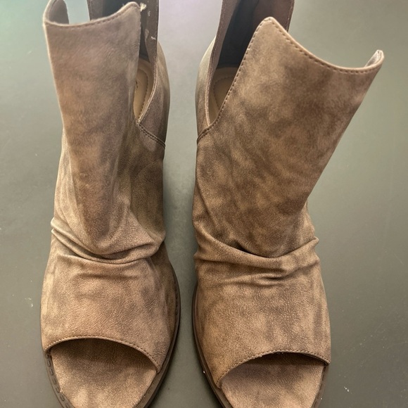 Shoes - Comfort Est. 1946 gray ankle boots, size 10 peep toe heeled ladies zipper boots